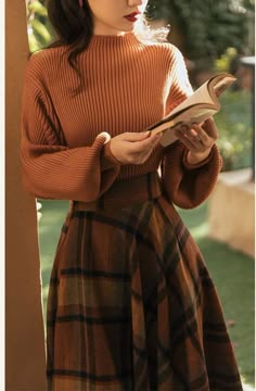 Look 80s, Dark Academia Outfits, Dark Academia Outfit, Academia Outfits, Cottagecore Fashion, Mode Boho, Foto Poses, Skirt Maxi, Reading A Book