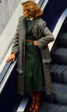 Winter look Neue Mode, 1978 Harry Clarke, Elegante Y Chic, Skandinavian Fashion, Seventies Fashion, Look Retro, Layered Bob, 1970s Fashion, Vintage Winter, Mode Inspo