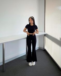 Outfit Inspo Black Leggings, Outfits With Black Flare Leggings, How To Style Flare Leggings, Black Flare Leggings Outfit, Black Flared Leggings Outfit, Black Flare Jeans Outfit, Black Flare Pants Outfit, Flair Leggings Outfit, Flare Pants Outfits