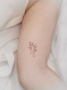Projeto criado pela tatuadora Mary Storck (@marytattooer). Tatuagem mae e filho homenagem flor / family fine line tattoo