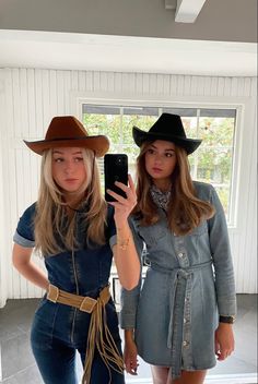 Cowboy Couple Costume, Cowboy Girl Outfits, Cowgirl Outfits Party, Country Costumes, French Outfits, Farmer Outfit, Cowgirl Halloween, Cute Cowgirl Outfits, Cowgirl Style Outfits