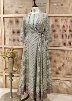 New Kurti Designs, Kurti Designs Latest, Stylish Short Dresses, Pakistani Dresses Casual, Kurta Neck Design