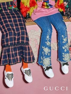 This season's Ace sneakers with removable patches from Gucci Pre-Fall 2017 by Alessandro Michele. Gucci Fall 2020, Strawberry Outfit, Gucci Ace Sneakers, Gucci Dress, Sneakers Collection, Gucci Fashion, Alessandro Michele, Sale Sale, Fall 2017