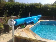 an inflatable pool with a blower attached to the side and water coming out from it