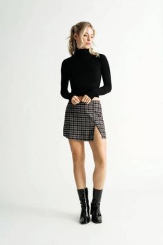 Black High Waisted Plaid Mini Skirt - Short Skirt With Slit Checkered Mini Skirt Outfit, Plaid Mini Skirt Outfit, Black Plaid Mini Skirt, Square Skirt, Jojo Pose, Boots For Winter, Sophisticated Casual, Mini Skirt Outfit, Mini Outfit