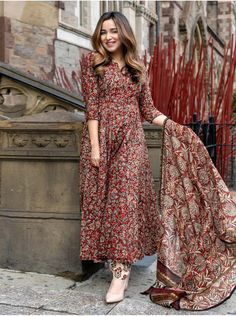 premium quality reyon anarkali kurti pant with dupptta Fabric .ryon  Size .M.l.xl.xxl. Desine Sharara frok Cotton Anarkali, Anarkali Kurti, Designer Salwar Kameez, Model Woman, Kurtis With Pants, Anarkali Gown, Printed Kurti, Designer Kurtis, Dupatta Set