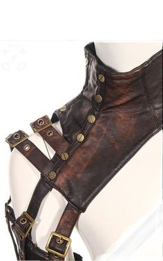 sleeve armour - detail. Steampunk, leather, brass buckles Steampunk Mode, Steampunk Outfits, Mode Tips, Apocalyptic Fashion, Style Steampunk, Steampunk Cosplay, Leather Armor