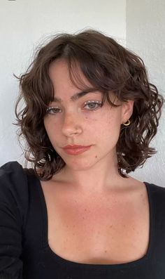 Short Layered Womens Hair, Curly Wavy Bob With Bangs, Haircut Inspo, Hair Inspiration Short, Short Curly Haircuts