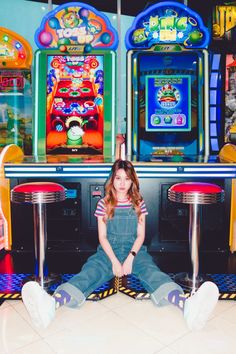 Vintage Arcade Photoshoot, Arcade Photoshoot Outfit, 80s Arcade Photoshoot, Retro Arcade Photoshoot, Streamer Photoshoot, Pinball Photoshoot, Arcade Senior Pictures, Anime Photoshoot Ideas