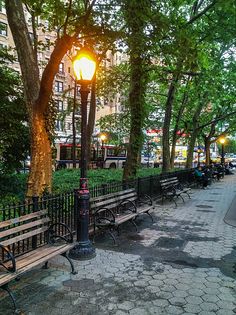 a row of park benches sitting next to each other