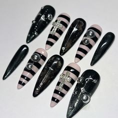 Emo Stiletto Nails, Stilleto Nail Idea, Metalhead Nails, Emo Nail Designs, Goth Stiletto Nails, Nail Inspo Stiletto, Emo Nail Art, Pierced Nails, Luv Nails