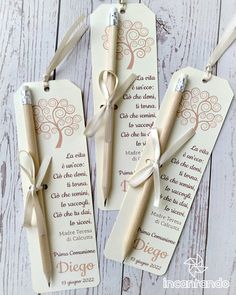 Segnalibri porta matita tema albero della vita per la Prima Comunione di Diego - First Communion tree life pencil holder bookmarks

#incartando_incantando #portamatita #primacomunione #segnalibroprimacomunione #bombonieraprimacomunione #segnapostoprimacomunione #primacomunionebimbo #festaprimacomunione #festaalberodellavita #segnalibroalberodellavita #bombonieraalberodellavita #treelife #firstcommunionparty #firstcommunionpartyfavors #firstcommunionbookmark Ankle Bracelets Diy, Diy Party Favors, Pencil Gift, Creative Diy Gifts, Celebration Day, Jw Gifts, Graduation Diy, Easy Diy Gifts