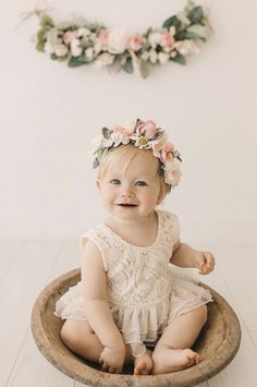 Indoor Photo Backdrop, 100 Foods Before One Photoshoot, Floral First Birthday Photoshoot, First Birthday Photoshoot, One Year Pictures, Foto Newborn, 1st Birthday Pictures, 1st Birthday Photoshoot