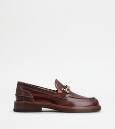 Loafers with metal double T Ring accessory and leather outsole. Crafted in fine brushed calfskin leather, they are a timeless elegance creation. T Ring, Brown Loafers, Accessories Rings, Loafers For Women, Leather Heels, Calf Skin, Timeless Elegance, Metallica, Leather Upper