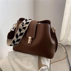 Retro Fashion Bucket Bag - Shop our collection of Women's Handbags - Choose from cross body bags, tote bags, clutch and shoulder bags. Spring Purses, Hand Bags For Women, Everyday Handbag, Stylish Purse, Stylish Handbags, Minimal Classic, Retro Mode