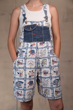 Super rare vintage short overalls / dungarees by the brand Chipie, from the 90s made in France. Very cool print on white denim fabric.  In very good vintage condition.  Size L. The model is 175cm tall and usually wears a size M.  Chest 41cm Waist 50cm Length from chest down 70cm Total length 91cm - adjustable straps) From chest to crotch 54cm Leg width 32cm ... Discount for multiple items, applies automatically at check-out:  3 or 4 items: 15% Off 5 items or more : 25% off Also, please send me y Short Dungarees, Womens Overalls, Short Overalls, Vintage Short, Overalls Women, Vintage Shorts, Style Expert, Vintage Knitting, The 90s