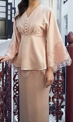 Innai Red, Baju Kurung Moden Style, Eid Fashion, Baju Kahwin, Kebaya Modern Dress, Baju Kurung Moden, Lace Dress Design, Simple Bridesmaid Dresses, Kurung Moden