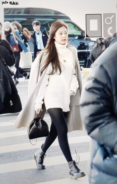 Airport Fashion Winter, Jennie Insta, Jennie Airport Fashion, Korean Airport, Jennie Airport, Becoming Famous, Korean Airport Fashion, Stylish Outfits Casual, Chanel Fashion Show