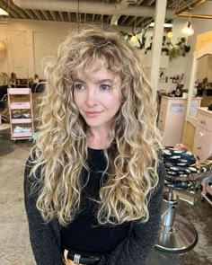 20 Flattering Shags for Curly Hair for Modern Curly-Haired Girls Long Gray Hair With Bangs, Curly Hair Side Part, Corte Shaggy, Hair White, Thick Curly Hair