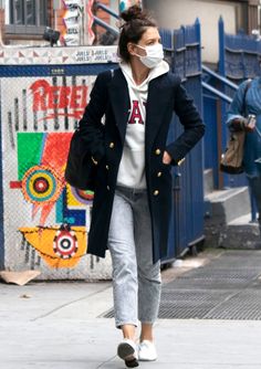 Katie Holmes' 2020 Outfits Were Seriously Impressive | Who What Wear UK 2020 Outfits, Straight Leg Jeans Outfits, Jeans Outfits, Outfit Jeans, Hoodie Coat