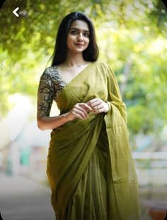 Saree With Designer Blouse, Cotton Saree Blouse Designs, Saree Wearing Styles, Sarees For Girls, Cotton Saree Blouse, New Saree Blouse Designs, Cotton Saree Designs