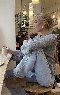 Style For Medium Size Women, Eroupe Travel Aesthetic Outfit, Clean School Outfits, Casual School Outfits Aesthetic, Outfit Ideas Winter School, Winter Smart Casual, Psychologist Outfit, Trendy Uggs, Gf Outfits