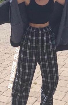 Outfit Ideas Pajama Pants, Bra And Pajama Pants Outfit, Pijamas Pants Outfit, Black Pajama Pants Outfit, Plaid Sweatpants Outfit, Plaid Pajamas Aesthetic, Styling Pajama Pants, Sleep Pants Outfit, Pyjama Pants Outfit Street Styles