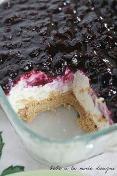 a blueberry cheesecake in a glass pie dish