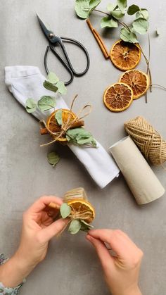 Die Kombination von OrangeZimtEukalyptus hat es mir angetanUnsere Tischdeko für Weihnachten soll nun auch diese Kombi enthaltenangefangen bei den Serviettenringen. Napkin Folding, Decor Living Room, Thanksgiving Table, Decoration Christmas, Christmas Inspiration, Christmas Dinner