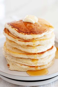 fluffy yogurt pancakes Pancake Recipe No Butter, Milk Free Pancakes, Pancakes Without Milk, Pancake Recipe Without Milk, Quick Pancake Recipe, Cake Mix Pancakes, Quick Pancakes, Light And Fluffy Pancakes, Dairy Free Pancakes