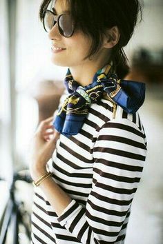 Wear A Scarf, Scarf Trends, How To Wear A Scarf, Scarf Outfit, Paris Mode, Elegante Casual, How To Wear Scarves, 가을 패션