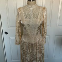 Brand: Jessica Mcclintock Era: 1980s Color: Ivory Material: Satin And Lace Size: 4 B 15.5 W 14" Dropped Waist Is 17" Condition: Excellent Vintage Condition, With No Noticeable Flaws Or Wear. Features: The Dress Features A Sophisticated High Neckline Adorned With Delicate Lace, Adding An Air Of Grace And Elegance. The Bodice Is Beautifully Crafted With Intricate Lace Detailing, Showcasing The Impeccable Craftsmanship Of Jessica Mcclintock Designs. The Long Sleeves Are Made From Luxurious Fabric, Vintage Tea-length Dresses, Cream Tea Length Dress For Formal Occasions, Vintage Fitted Gown For Formal Occasions, Vintage Victorian Dress For Spring Formal, Spring Vintage Victorian Dress For Formal Occasions, Classic Cream Dress For Vintage Events, Spring Formal Vintage Victorian Dress, Spring Vintage Cream Dress For Formal Occasions, Cream Vintage Dress For Spring Formal Occasion