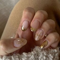 Gold nails inspo💅🏻 - -dm to place order -follow @nailsecrets.co - Nail kit include - set of 10 nails, nail glue , nail glue tabs, cuticle pusher, filer, alcohol swabs, instructional manual and freebies 💕🍁 - - - - - - - 🏷 #nail #nailart #stickon #stickonnails #customiseablenails #nails #pressonnails #pressons #pressonnailsindia #stickonnailsindia #pressonnailsonsale #supportsmallbusiness #smallbusinessindia #smallbusinessjammu #easypressonnails #pressonjammu Gold Outline Nails, Milky White And Gold Nails, White Nails With Gold Design, Gold Abstract Nails, White And Golden Nails, Gold White Nails, Gold And White Nails, White Gold Nails, Gold Accent Nails