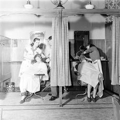 Nina Leen, Girly Games, Wash Hair, School Dropout, Beauty Parlor, Beauty School, In Kitchen, Vintage Hairstyles, Vintage Beauty