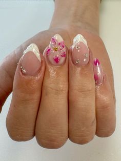 Summer Cool Nails, Nails In Style Now, Beach Aura Nails, Sculpted Gel Nail Designs, Nails Inspo Pink And White, Cute Nails With 3d Flowers, Short Short Almond Nails, Almond 3d Flower Nails, Nail Ideas With Chrome