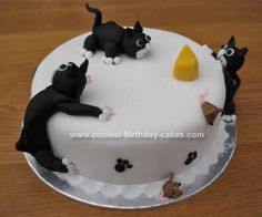 there is a cake with cats on it