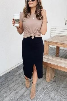 Pencil Skirt Outfits, Business Casual Outfits For Work, Summer Work Outfits, Elegante Casual, Black Pencil Skirt, Black Pencil, Casual Work Outfits, Teacher Outfits, Body Con Skirt