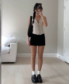 Casual College Outfits Spring, Summer Outfits Loafers, Loafer Dress Outfit, College Orientation Outfit, Black Mini Skirt Outfit Summer, Loafers Outfit Summer, Loafers Outfit Ideas, College Summer Outfit, Summer Outfits Edgy