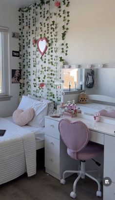 Coquette Room Aesthetic Pink Small Rooms, Coquette Room Inspo Aesthetic, Girls Preppy Bedroom, Soft Girl Room Aesthetic, Bedroom Coquette, Girly Dorm Room, Hiasan Bilik Tidur, Pinterest Room Decor, Preppy Room Decor