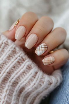 Simple Nails For Light Skin, Nail Ideas Autumn 2024, Brown Nail Designs Fall Autumn, Terracotta Nails Designs Wedding, Short Square Autumn Nails, Nails For Autumn Fall, White Fall Nails Autumn, Light Colored Fall Nails, Boho Winter Nails