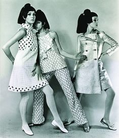 Women In Dresses, Space Age Fashion, 1960s Models, 70s Mode, Fashion 60s, Andre Courreges, Pop Art Fashion