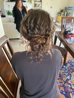 Low Updo Curly Hair, Naturally Curly Low Bun Wedding, Hoco Curly Hair Updo, Messy Curly Bun Wedding, Naturally Curly Messy Bun, Curly Hair Messy Ponytail, Messy Curly Updo Wedding, Loose Bun Curly Hair, Low Messy Bun For Curly Hair