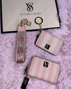 Car Keychain Ideas, Pink 2024, 15th Birthday Party Ideas, Secret Wallet, Pinterest Jewelry, Icons Pink, Girly Car Accessories, Purse Essentials