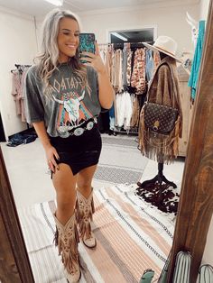 Nashville Outfits Summer, Country Music Concert Outfit, Concert Outfit Plus Size, Nashville Style Outfits, Country Music Festival Outfits, Summer Country Concert Outfit, Country Concert Outfits, Outfit Tips, Concert Outfit Summer