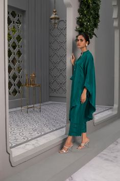 Raw Silk Kurta, Suits Ideas, Casual Suits, Silk Kurta, Simple Pakistani Dresses, Emerald Color, Fashion Attire