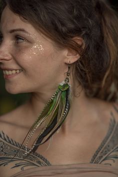 Natural feather mono earring in Green color. With lever back hook and bead of smoky quartz. Length is approximately 20 cm. The shade of feathers may be slightly different because of natural material is always unique. Please be aware that "mono earring" means that you will receive just one earring.  Made with love and inspiration ✨ Long Feather Earrings, Edgy Girls, Green Feather, Feather Earrings, Single Earring, Natural Material, Blue Moon, Smoky Quartz, Green Color