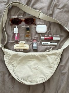 #whatsinmybag #uniqlo #uniqlobag #milk #diorlipoil #clinique #glossier Uniqlo Bag Aesthetic, School Bag Organization, Uniqlo Bag, Glossier Bag, Cool Bag