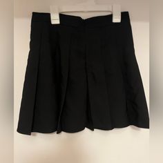 Never Worn! Elegant Mini Skirt For School, Chic School Skirt, Elegant Mini Skirt Skort For School, Elegant Mini Skort For School, Chic Mini Length School Bottoms, Chic School Pleated Skirt Bottoms, Chic Fitted School Skirt, Chic Fitted Skirt For School, Elegant School Skirt