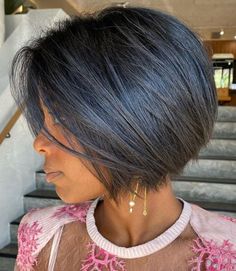 Chin Length Inverted Bob Hairstyle for Black Women Medium Stacked Haircuts, Bob Haircut Back View, Bob Pendek, Neck Length Hair, Short Stacked Haircuts, Short Natural Haircuts, Black Bob Hairstyles, Bob Black, Stacked Haircuts