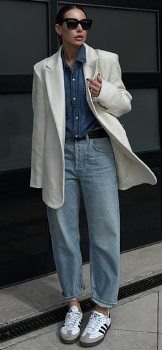 White Blazer Outfit Street Style, Casual Street Style 2024, White Blazer Outfit Casual Street Styles, White Blazer Outfit Winter, White Blazer Winter Outfit, Womens Spring Outfits 2024, Autumn Street Style 2024, Street Style 2024 Spring, Spring 2024 Street Style